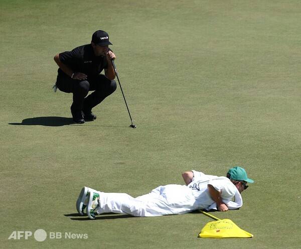 2026년 미국프로골프(PGA) 투어 메이저 대회 마스터스 토너먼트에 출전한 패트릭 리드(미국)와 그의 캐디가 2라운드에서 경기하는 모습이다. 사진제공=ⓒAFPBBNews = News1 (사진을 무단으로 사용하지 마십시오.)