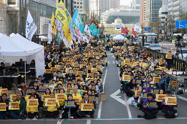 4.16세월호참사가족협의회, 4월16일의 약속 국민연대가 11일 오후 서울 중구 남대문 앞에서 주최한 ‘세월호참사 12주기 기억약속 시민대회’를 열어 ‘생명안전기본법 재정하라’며 구호를 외치고 있다. 열리고 있다. 정용일 선임기자 yongil@hani.co.kr