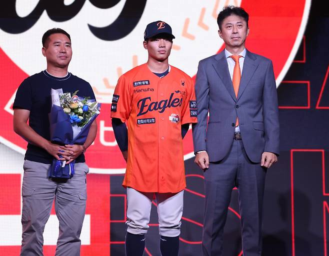 <yonhap photo-4414=""> 1라운드 3순위 유신고 오재원(가운데). 연합뉴스</yonhap>