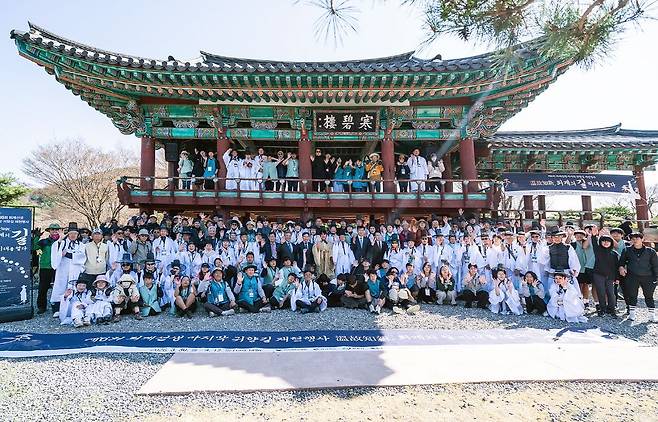 지난 8일 충북 제천시 청풍면 한벽루에서 '퇴계 선생 마지막 귀향길 재현행사'에 참여한 참가자들이 기념촬영하고 있다. 사진 안동시