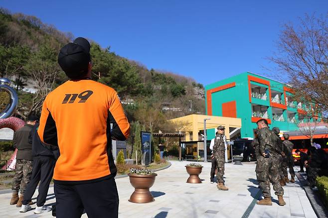 대전 중구 사정동 오월드에서 늑대 1마리가 탈출해 인근 초등학교에서 목격 신고가 접수된 가운데 중구 침산동 뿌리공원에서 소방대원이 늑대가 숨었을 것으로 추정되는 야산을 드론으로 수색하고 있다. 연합뉴스