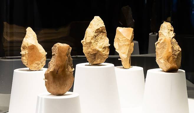 경기도 연천 전곡선사박물관 상설관에 전시돼 있는 구석기시대 주먹도끼들. 우상조 기자