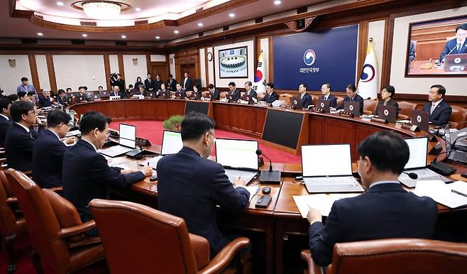 김민석 국무총리가 11일 오전 서울 종로구 정부서울청사에서 열린 임시국무회의를 주재하고 있다. 사진=뉴스1