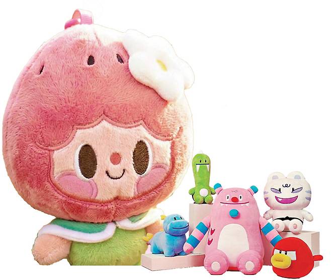 논산 딸기를 본뜬 요정 캐릭터 ‘스윗벨’ 인형(왼쪽). 조선시대 상상 속 동물 ‘해태’에서 모티브를 딴 서울시 캐릭터 ‘해치’와 이를 중심으로 확장된 청룡·백호·주작·현무 캐릭터 인형. 논산문화관광재단·서울관광재단 제공