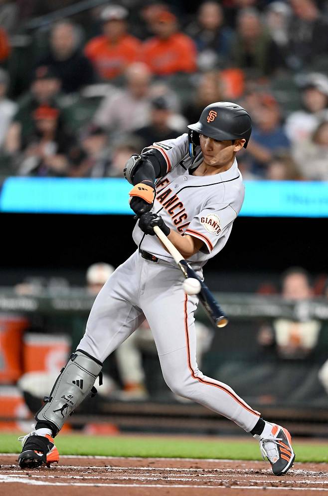 이정후가 11일 미국 메릴랜드주 볼티모어의 오리올 파크 앳 캠든 야즈에서 열린 볼티모어 오리올스와 2026 메이저리그 정규리그 원정 경기에서 2회초 2루타를 치고 있다. 볼티모어 | AFP연합뉴스