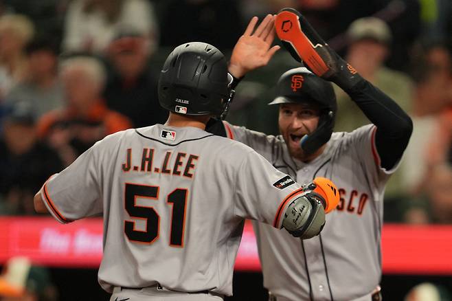 이정후가 11일 미국 메릴랜드주 볼티모어의 오리올 파크 앳 캠든 야즈에서 열린 볼티모어 오리올스와 2026 메이저리그 정규리그 원정 경기에서 7회초 시즌 첫 홈런을 친 뒤 동료와 환호하고 있다. 볼티모어 | Imagn Images연합뉴스