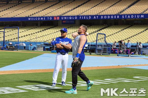 미겔 로하스가 데이브 로버츠 감독이 보는 가운데 캐치볼을 하고 있다. 사진(美 로스앤젤레스)= 김재호 특파원