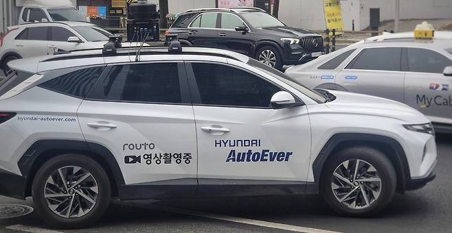 지난 2월 서울 용산구 부근에서 현대오토에버의 모빌리티 플랫폼 ‘루토(ROUTO)’ 데이터 수집 차량이 도로에서 주행하며 지도 구축을 위한 영상 촬영을 진행하고 있다. 정경수 기자