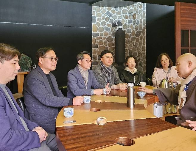 금선사 홍산(맨오른쪽) 주지스님이 FAMS2026 운영진들에 차를 내놓으며 불심과 세상 얘기를 들려주고 있다. 사진 왼쪽부터 이성현 대외거버넌스 총괄(조정관), 김영상 운영본부 헤드(Head), 이석구 조직위원장, 한영용 K-아트&컬처 글로벌 앰버서더 겸 전략자문, 유명현 인도대외협력부위원장, 김소형 헤리티지 의전&K-뷰티 전문 분과위원장.