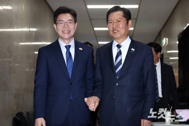 더불어민주당 정청래 대표와 6·3 지방선거 서울시장 후보로 선출된 정원오 전 서울 성동구청장이 10일 서울 여의도 국회에서 만나 서로 손을 잡고 당대표 회의실로 이동하고 있다. 윤창원 기자