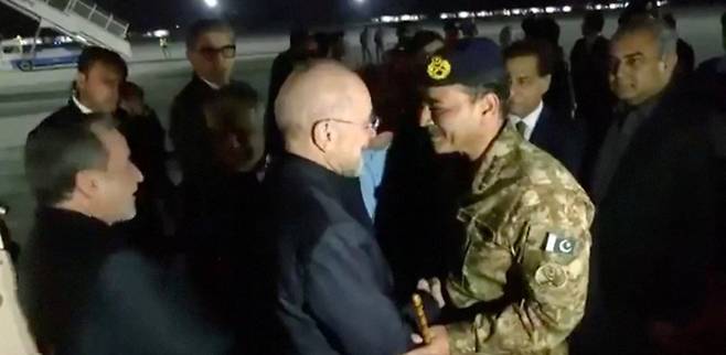 지난 10일(현지시간) 밤 파키스탄 이슬라마바드 공항에 도착한 이란 대표단을 아심 무니르 파키스탄 국방군 총사령관(오른쪽) 등 파키스탄 고위 인사들이 반갑게 맞이하고 있다. 연합뉴스