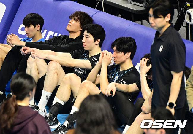 A보드에 기대 '챔피언' 대한항공을 기다리는 현대캐피탈.