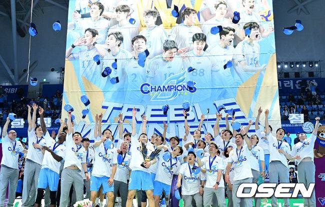 통합우승에 환호하는 챔피언 대한항공.