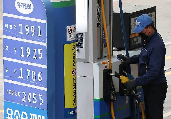 주유기 숫자가 ‘2000’을 넘는 순간, “가득이요” 대신 “3만원만요”가 먼저 나온다. 연합뉴스