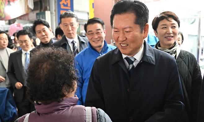 정청래 더불어민주당 대표가 지난 9일 오후 광주 서구 양동시장을 찾아 한 상인과 인사를 나누고 있다. 뉴시스