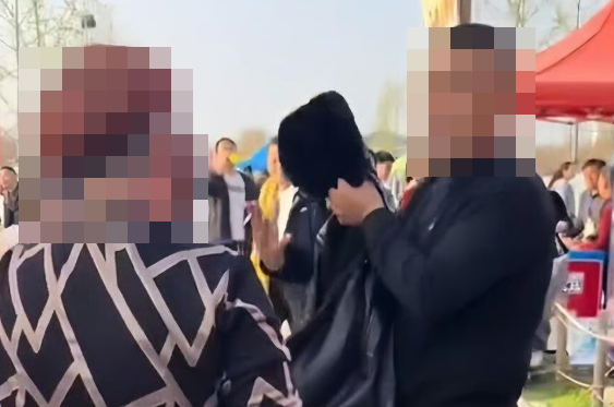 아내가 잠시 화장실을 비운 사이 솔로 맞선 무대에 올라 싱글 행세를 한 50대 중국 남성이 현장에서 아내에게 들통나 망신을 당하는 사건이 발생했다. 웨이보