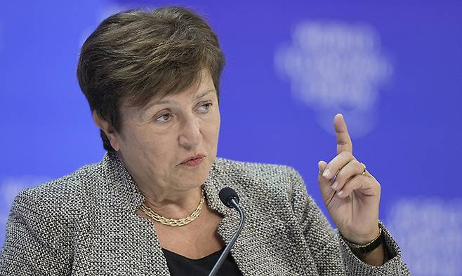 크리스탈리나 게오르기에바 IMF 총재. 게오르기에바 총재는 9일(현지 시간) 미국 워싱턴DC IMF 본부 연설에서 중동에 평화가 오더라도 글로벌 고물가와 저성장은 계속될 수 있다고 경고했다. 호르무즈 해협 불확실성을 고려할 때 최상의 시나리오가 전개되더라도 전쟁 전과 같은 깔끔한 에너지 공급망을 구축하기는 어려울 것이라는 이유에서다. AP연합뉴스