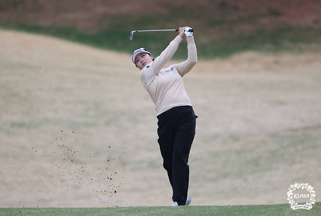 아이언 샷을 하고 있는 한진선. 사진 제공=KLPGA