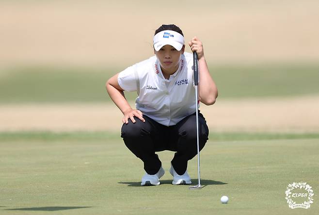 그린 경사를 파악하고 있는 김민솔. 사진 제공=KLPGA
