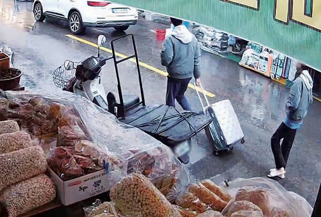 3월18일 장모의 시신이 든 캐리어를 끌고 주거지에서 유기 장소로 이동하는 사위와 딸의 모습. ⓒCCTV 화면 캡처