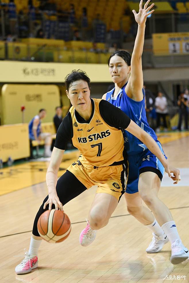 KB스타즈 박지수가 10일 청주체육관서 열린 우리은행과 플레이오프 2차전서 골밑 돌파를 시도하고 있다. 사진제공|WKBL