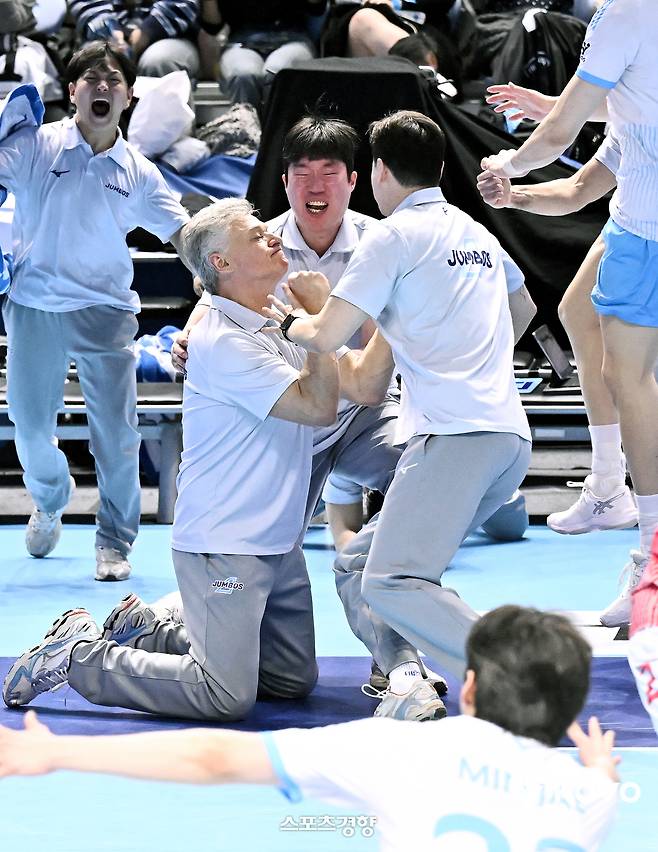 헤난 달 조토 대한항공 감독이 10일 인천 삼산체육관에서 열린 2025~2026 V리그 남자부 챔피언결정전에서 우승을 확정한 뒤 기뻐하고 있다. KOVO 제공