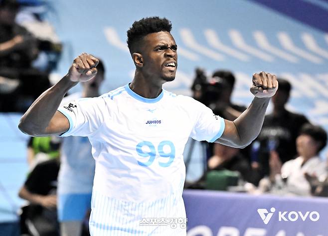 대한항공 마쏘가 10일 인천 삼산체육관에서 열린 2025~2026 V리그 남자부 챔피언결정전에서 공격을 성공한 뒤 기뻐하고 있다. KOVO 제공