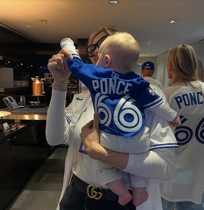 ▲ 코디 폰세 아내와 아들 ⓒ엠마 키틀 SNS