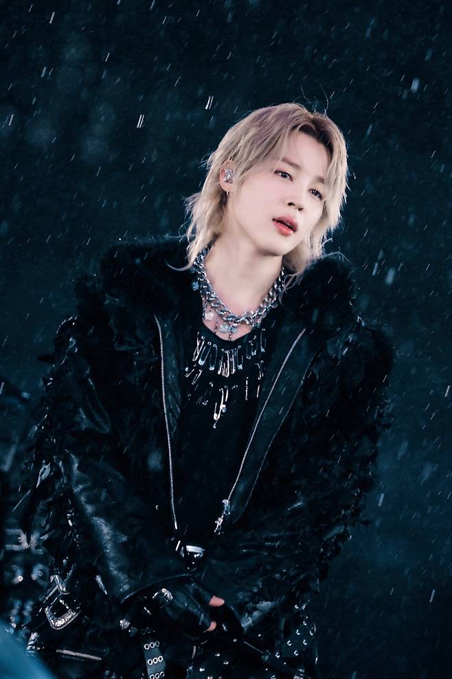 "빗속에서도 갓지민" 방탄소년단 지민, 판타지 무드로 우중 콘서트 압도