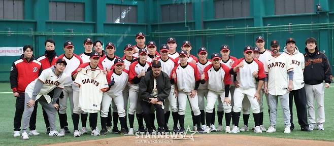 미국 메이저리그 프로야구(MLB) 샌프란시스코 자이언츠가 지난 1월 7일 경기도 이천 LG 챔피언스파크에서 휘문고 및 덕수고 선수 60여 명을 초청해 야구 클리닉을 열었다. 아다메스가 덕수고 엄준상에게 유니폼을 전달한 후 기념촬영을 하고 있다. 이날 행사에는 래리 베어 회장, 버스터 포지 사장, 토니 비텔로 감독, 이정후, 윌리 아다메스, 황재균 등이 참석했다. /사진=김진경 대기자