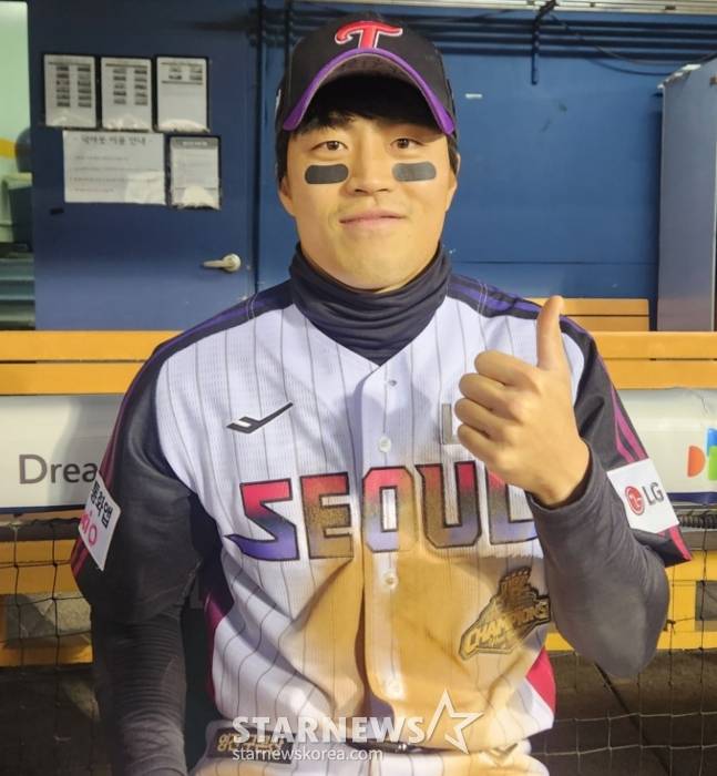 LG 트윈스 천성호가 10일 SSG 랜더스전에 1번 타자로 선발 출전해 3안타 4득점 경기를 펼친 뒤 취재진과 인터뷰 도중 포즈를 취하고 있다. /사진=안호근 기자