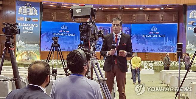 '미·이란 종전 협상' 미디어센터 (이슬라마바드=연합뉴스) 손현규 특파원 = 11일(현지시간) 미국과 이란의 첫 종전 협상을 앞두고 파키스탄 이슬라마바드에 마련된 미디어센터에서 기자들이 취재하고 있다. 2026.4.11 son@yna.co.kr