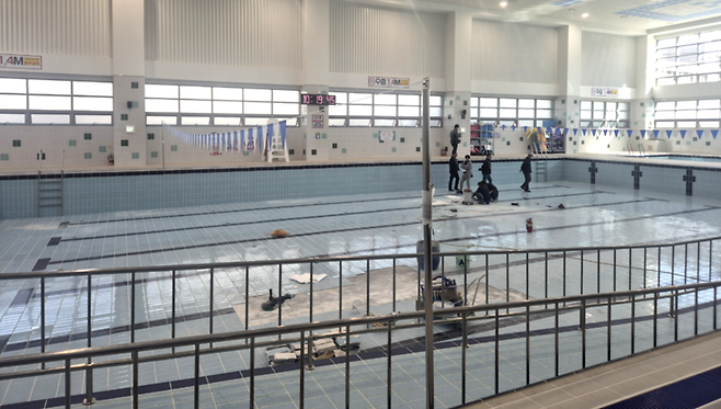 ▲ 인천 계양구 효성수영장에서 타일 보수 공사가 진행되고 있다. /박해윤 기자 yun@incheonilbo.com