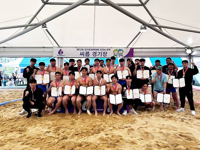제72회 경기도체육대회 2026 광주 씨름 1부에서 종목 우승을 차지한 수원특례시 선수단이 기념사진을 찍고 있다. <경기도체육회 제공>