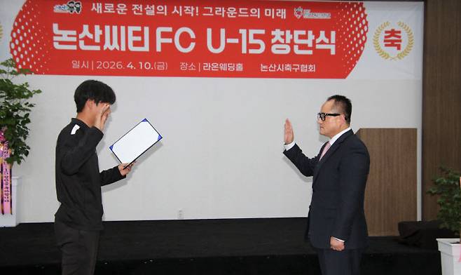 선수단을 대표해서 윤충재 단장에게 선서를 하고 있다.(사진=장병일 기자)