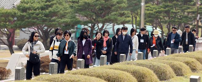문학기행 참가자들이 광주 북구 국립5·18묘지에서 묘역을 둘러보고 있다. /임문철 기자 35mm@namdonews.com