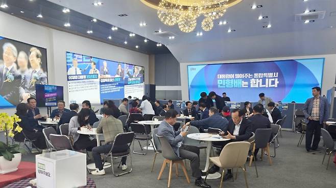 더불어민주당 전남광주통합특별시장 결선이 시작된 12일 각 후보의 선거캠프가 표심 확보를 위한 움직임으로 이른 시간부터 분주한 모습을 보였다.사진은 12일 오전 광주광역시 서구 마륵동에 위치한 민형배 후보 선거사무소를 가득 채운 지지자들의 모습. /박정석 기자