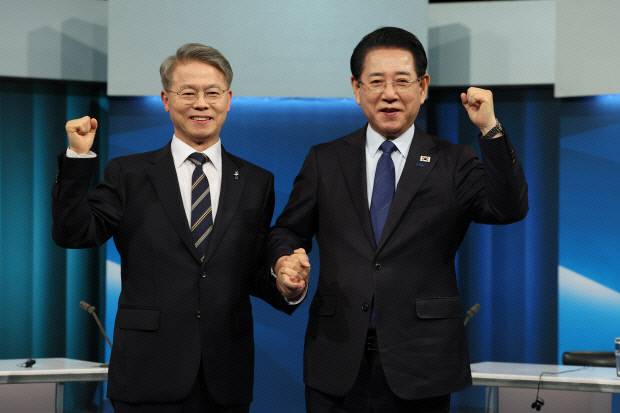 더불어민주당 전남광주통합특별시장 경선후봉인 민형배(왼쪽), 김영록 후보가 지난 9일 오후 광주 MBC 공개홀에서 열린 토론회를 앞두고 공정한 경쟁을 다짐하고 있다. /김진수 기자 jeans@kwangju.co.kr