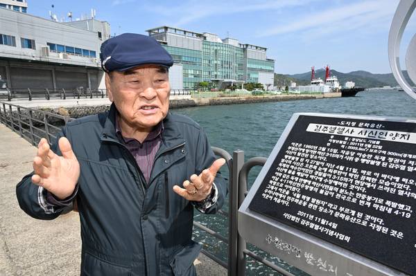 1960년 4월 11일 오전 10시 무렵 김주열 열사 시신을 발견해(현 경남무역 앞) 경찰에 신고한 김정기 씨. 김 씨가 11일 오후 창원시 마산합포구 시신 인양지 현장에서 당시 상황을 설명하고 있다. /김구연 기자