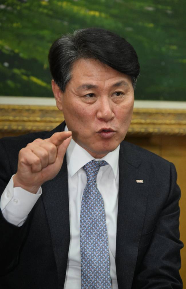 김태한 BNK경남은행장이 9일 창원시 마산회원구 석전동 본점 은행장실에서 인터뷰하고 있다./김구연 기자