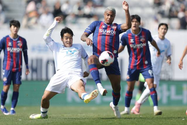 대구FC의 황인택이 11일 수원에서 열린 프로축구 K리그2 경기 도중 수원FC의 델란과 공을 다투고 있다. K리그 제공