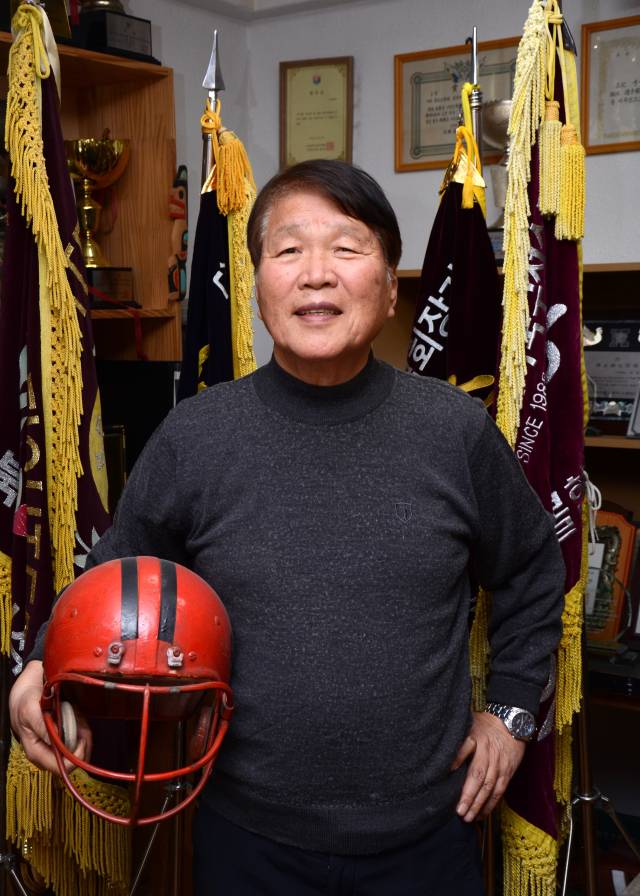박경규 경북대 명예교수가 학교 미식축구팀 감독 자리를 43년 만에 내려놨다. 박 감독이 들고 있는 건 1983년 경북대 미식축구팀 창단 당시 헬멧. 채정민 기자