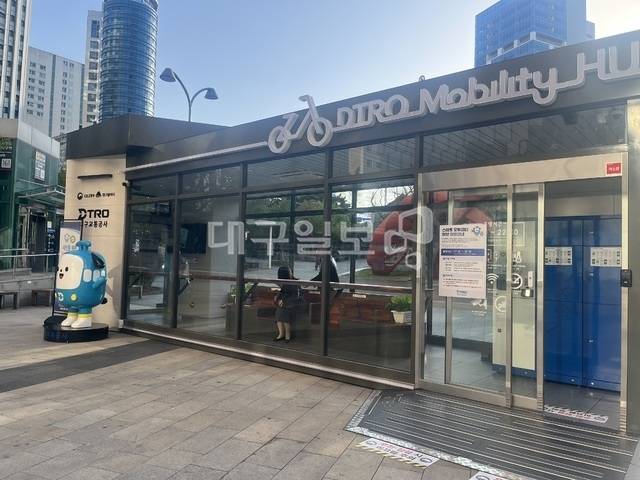 시민들이 스마트 모빌리티 허브 내부에서 쉬고 있다. 김도경 기자