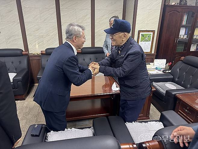 민형배 더불어민주당 전남광주통합특별시장 경선후보가 지난 10일 오후 광주보훈회관을 찾아 보훈 가족들과 인사하고 있다. 박찬 기자