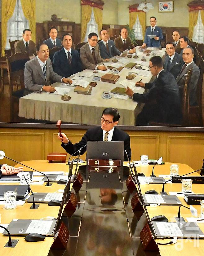 이창용 한국은행 총재가 지난 10일 서울 중구 한국은행에서 열린 금융통화위원회 통화정책방향 회의를 주재하고 있다. 이 총재의 임기 마지막 금통위 회의다. 사진공동취재단