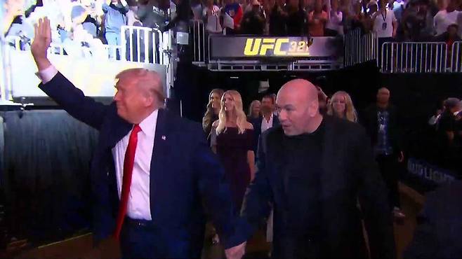 11일(현지시간) 밤 마이애미 카세야 센터에서 열린 UFC 327 경기에 참석한 도널드 트럼프 미국 대통령. X 캡처