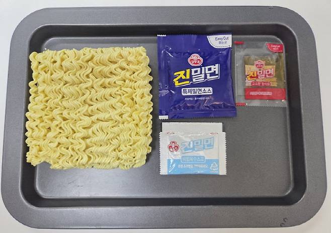 진밀면 구성품. 면과 특제소스, 풍미유, 육수스프가 포함돼 있다.
