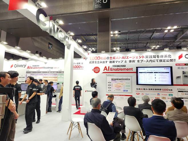 8일 일본 도쿄 빅사이트에서 열린 일본 최대 IT전시회 ‘재팬 IT 위크’ 행사의 기버리(Givery) 부스에 관람객이 AI 솔루션에 대한 설명을 듣고 있다. (사진=안유리 기자)
