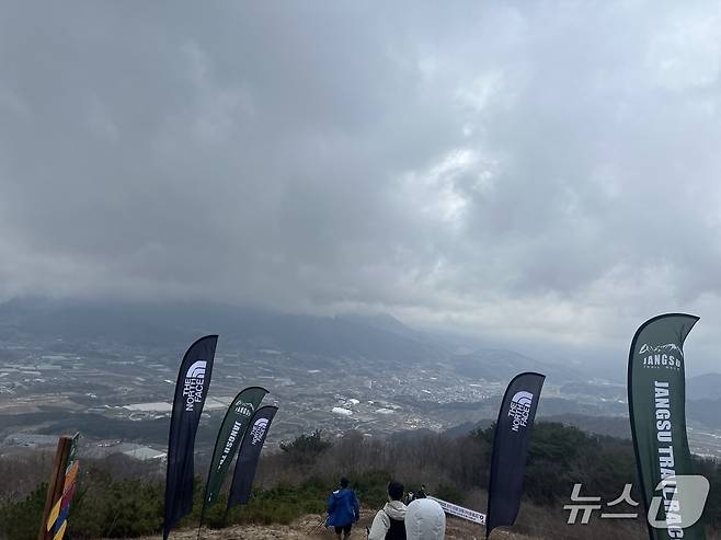 락앤런 측은 장수 논개활공장에 포토 스팟과 응원 구간을 마련해 주자들에게 힘을 실어줬다. /뉴스1