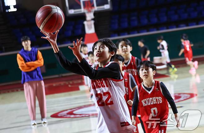 7일 서울 송파구 잠실학생체육관에서 SK 나이츠 유소년팀 선수들이 훈련을 하고 있다. ⓒ 뉴스1 최지환 기자